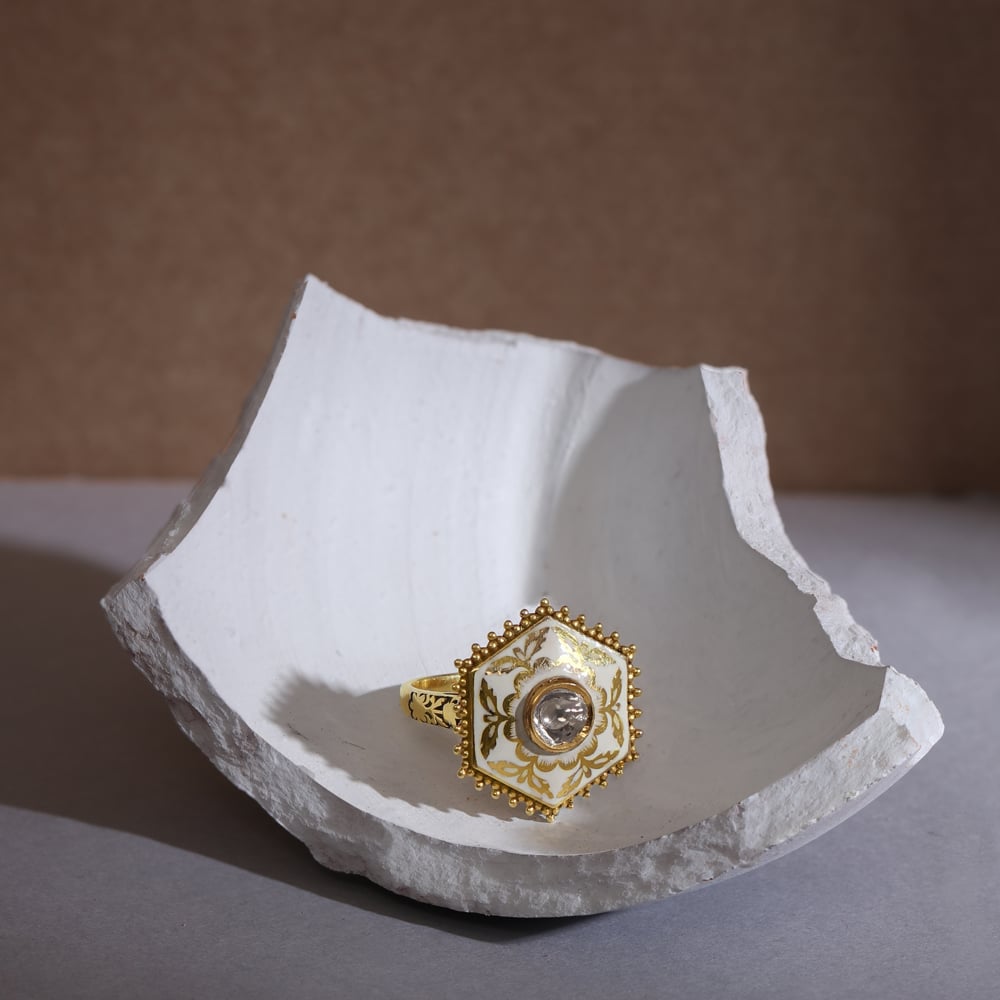 Enchanting Geometric Ring